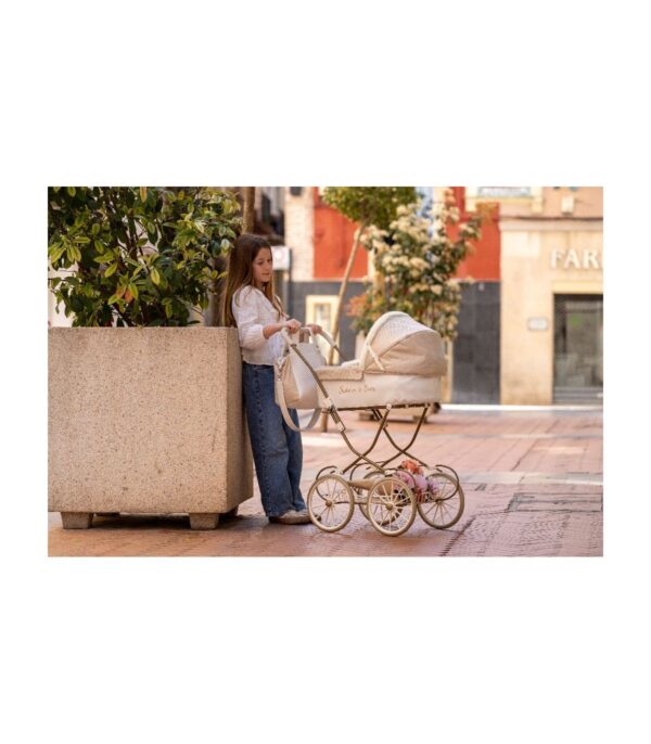 B1F63837-4D71-4CBE-8A20-5FC01C12CEE9 Kočík pre bábiky Arias Reborn de Paris s taškou – 90 cm