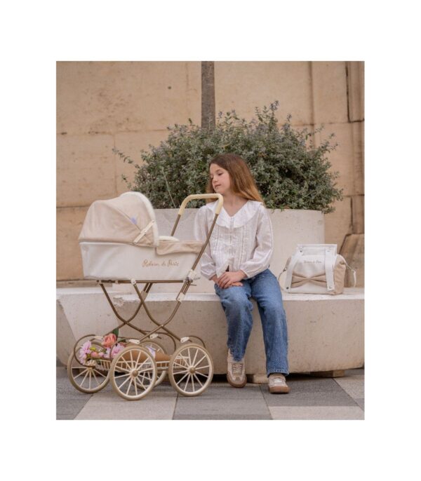 F0E28835-DFFD-45A5-B382-BFF7D27579AB Kočík pre bábiky Arias Reborn de Paris s taškou – 90 cm